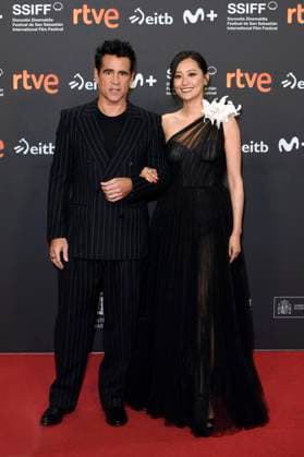 Colin Farrell und Fala Chen bei der Premiere des Kinofilms Ballad of a Small Player auf dem 73. Internationalen Filmfestival San Sebastian Festival Internacional de Cine de San Sebastian im Kursaal. San Sebastian, 26.09.2025