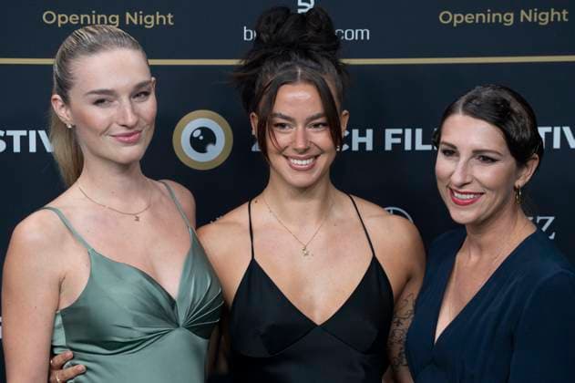 Manuela Frey und Gäste bei der Festivaleröffnung mit der Premiere des Kinofilms Splitsville auf dem 21. Zurich Film Festival 2025 im Kongresssaal. Zürich, 25.09.2025