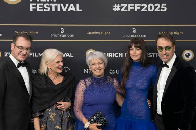 Christian Jungen, Doris Fiala, Elisabeth Baume-Schneider, Dakota Johnson und Michael Angelo Covino bei der Festivaleröffnung mit der Premiere des Kinofilms Splitsville auf dem 21. Zurich Film Festival 2025 im Kongresssaal. Zürich, 25.09.2025