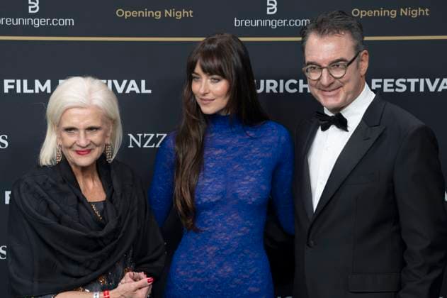 Doris Fiala, Dakota Johnson und Christian Jungen bei der Festivaleröffnung mit der Premiere des Kinofilms Splitsville auf dem 21. Zurich Film Festival 2025 im Kongresssaal. Zürich, 25.09.2025