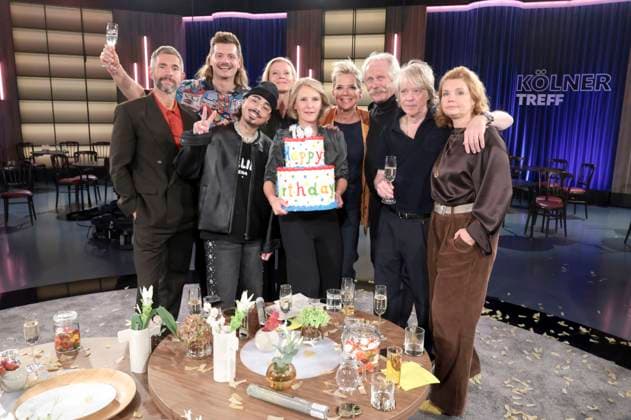 Micky Beisenherz, Jan Schlappen, Tony Bauer, Caroline Peters, Susan Link, Inka Bause, Henning Krautmacher, Helge Schneider und Annette Frier bei der Aufzeichnung der 750. WDR-Talkshow Kölner Treff im WDR Studio BS 3. Köln, 25.09.2025 *** Micky Beisenherz, Jan Schlappen, Tony Bauer, Caroline Peters, Susan Link, Inka Bause, Henning Krautmacher, Helge Schneider and Annette Frier at the recording of the 750 WDR talk show Kölner Treff in WDR Studio BS 3 Cologne, 25 09 2025 Foto:xR.xSchmiegeltx xFuturexImagex koelner_treff2509_5903