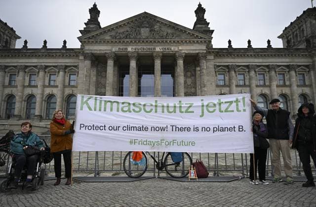 News Bilder des Tages Climate activists protest outside Bundestag in Berlin BERLIN, GERMANY - SEPTEMBER 26: Fridays for Future climate activists hold a banner calling for climate protection in front of the German Federal Parliament (Bundestag) in Berlin, Germany on September 26, 2025. Halil Sagirkaya Anadolu Berlin Germany. Editorial use only. Please get in touch for any other usage.  Copyright: x2025xAnadoluxHalilxSagirkayax