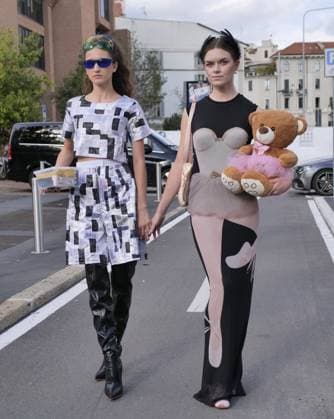 Milan, Milan Italy, Italy: Milan, Milan Women s Fashion Week Spring Summer 2026 - Women s Fashion, Spring Summer 2026 guests with eccentric outfits among the various catwalks of Fashion Week Milan Italy  - ZUMAp169 20250925_zea_p169_2022 Copyright: xLucaxPontix