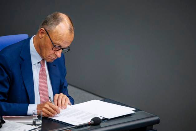 Friedrich Merz (CDU), Bundeskanzler, sitzt auf der Regierungsbank im Bundestag. Berlin, 26.09.2025. Berlin Deutschland *** Friedrich Merz CDU , Federal Chancellor, sits on the government bench in the Bundestag Berlin, 26 09 2025 Berlin Germany Copyright: xThomasxTrutschelx