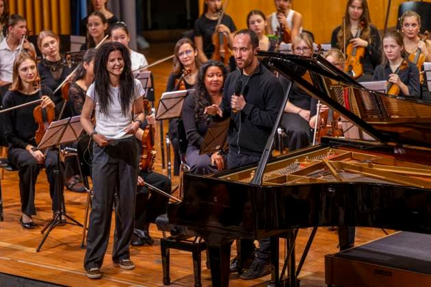 26.09.2025, Internationales Klassikfestival: Festival der Nationen 2025, im Kurhaus Bad Wörishofen (Unterallgäu), Klassik for Kids: Schulkonzert für Schülerinnen und Schüler im Kursaal mit dem vbw-Festivalorchester und Christoph Adt (Dirigent), Stargast der Pianist Igor Levit (Deutschland), hier bei einer Ansprache an die Kids. 26.09.2025, Klassikfestival Bad Wörishofen 26.09.2025, Klassikfestival Bad Wörishofen