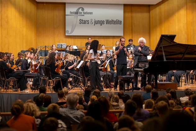 26.09.2025, Internationales Klassikfestival: Festival der Nationen 2025, im Kurhaus Bad Wörishofen (Unterallgäu), Klassik for Kids: Schulkonzert für Schülerinnen und Schüler im Kursaal mit dem vbw-Festivalorchester und Christoph Adt (Dirigent), Stargast der Pianist Igor Levit (Deutschland), hier bei einer Ansprache an die Kids. 26.09.2025, Klassikfestival Bad Wörishofen 26.09.2025, Klassikfestival Bad Wörishofen
