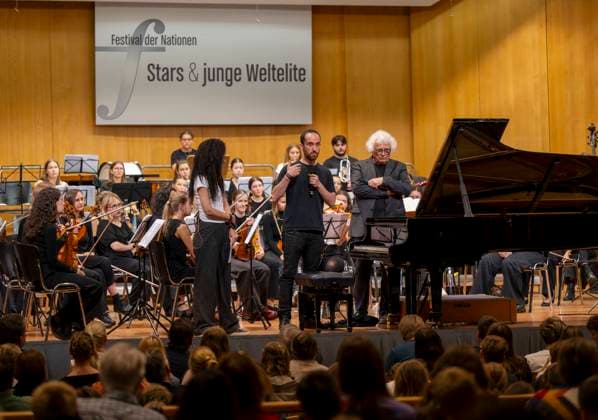 26.09.2025, Internationales Klassikfestival: Festival der Nationen 2025, im Kurhaus Bad Wörishofen (Unterallgäu), Klassik for Kids: Schulkonzert für Schülerinnen und Schüler im Kursaal mit dem vbw-Festivalorchester und Christoph Adt (Dirigent), Stargast der Pianist Igor Levit (Deutschland), hier bei einer Ansprache an die Kids. 26.09.2025, Klassikfestival Bad Wörishofen 26.09.2025, Klassikfestival Bad Wörishofen
