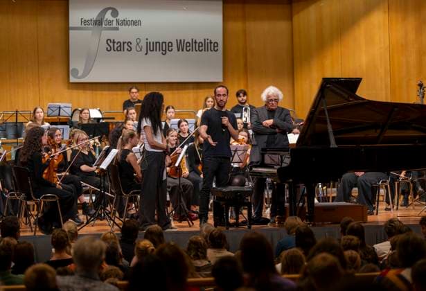 26.09.2025, Internationales Klassikfestival: Festival der Nationen 2025, im Kurhaus Bad Wörishofen (Unterallgäu), Klassik for Kids: Schulkonzert für Schülerinnen und Schüler im Kursaal mit dem vbw-Festivalorchester und Christoph Adt (Dirigent), Stargast der Pianist Igor Levit (Deutschland), hier bei einer Ansprache an die Kids. 26.09.2025, Klassikfestival Bad Wörishofen 26.09.2025, Klassikfestival Bad Wörishofen