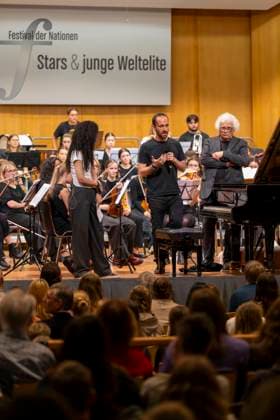 26.09.2025, Internationales Klassikfestival: Festival der Nationen 2025, im Kurhaus Bad Wörishofen (Unterallgäu), Klassik for Kids: Schulkonzert für Schülerinnen und Schüler im Kursaal mit dem vbw-Festivalorchester und Christoph Adt (Dirigent), Stargast der Pianist Igor Levit (Deutschland), hier bei einer Ansprache an die Kids. 26.09.2025, Klassikfestival Bad Wörishofen 26.09.2025, Klassikfestival Bad Wörishofen