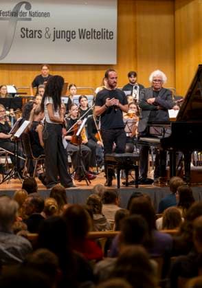 26.09.2025, Internationales Klassikfestival: Festival der Nationen 2025, im Kurhaus Bad Wörishofen (Unterallgäu), Klassik for Kids: Schulkonzert für Schülerinnen und Schüler im Kursaal mit dem vbw-Festivalorchester und Christoph Adt (Dirigent), Stargast der Pianist Igor Levit (Deutschland), hier bei einer Ansprache an die Kids. 26.09.2025, Klassikfestival Bad Wörishofen 26.09.2025, Klassikfestival Bad Wörishofen