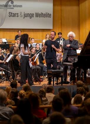 26.09.2025, Internationales Klassikfestival: Festival der Nationen 2025, im Kurhaus Bad Wörishofen (Unterallgäu), Klassik for Kids: Schulkonzert für Schülerinnen und Schüler im Kursaal mit dem vbw-Festivalorchester und Christoph Adt (Dirigent), Stargast der Pianist Igor Levit (Deutschland), hier bei einer Ansprache an die Kids. 26.09.2025, Klassikfestival Bad Wörishofen 26.09.2025, Klassikfestival Bad Wörishofen