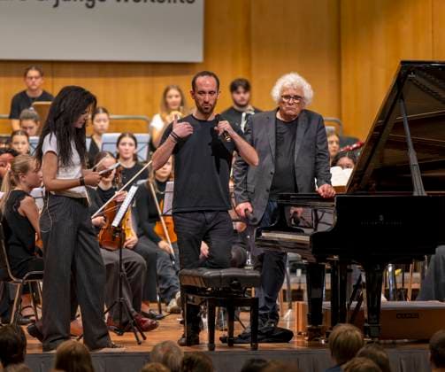 26.09.2025, Internationales Klassikfestival: Festival der Nationen 2025, im Kurhaus Bad Wörishofen (Unterallgäu), Klassik for Kids: Schulkonzert für Schülerinnen und Schüler im Kursaal mit dem vbw-Festivalorchester und Christoph Adt (Dirigent), Stargast der Pianist Igor Levit (Deutschland), hier bei einer Ansprache an die Kids. 26.09.2025, Klassikfestival Bad Wörishofen 26.09.2025, Klassikfestival Bad Wörishofen