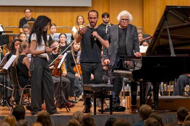 26.09.2025, Internationales Klassikfestival: Festival der Nationen 2025, im Kurhaus Bad Wörishofen (Unterallgäu), Klassik for Kids: Schulkonzert für Schülerinnen und Schüler im Kursaal mit dem vbw-Festivalorchester und Christoph Adt (Dirigent), Stargast der Pianist Igor Levit (Deutschland), hier bei einer Ansprache an die Kids. 26.09.2025, Klassikfestival Bad Wörishofen 26.09.2025, Klassikfestival Bad Wörishofen
