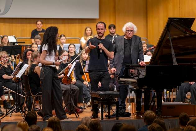 26.09.2025, Internationales Klassikfestival: Festival der Nationen 2025, im Kurhaus Bad Wörishofen (Unterallgäu), Klassik for Kids: Schulkonzert für Schülerinnen und Schüler im Kursaal mit dem vbw-Festivalorchester und Christoph Adt (Dirigent), Stargast der Pianist Igor Levit (Deutschland), hier bei einer Ansprache an die Kids. 26.09.2025, Klassikfestival Bad Wörishofen 26.09.2025, Klassikfestival Bad Wörishofen