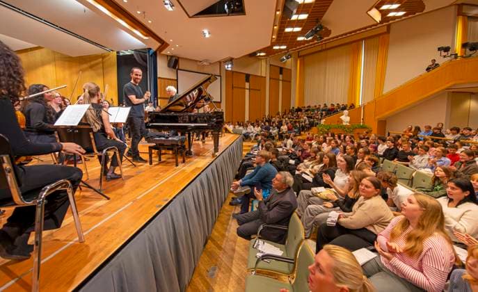 26.09.2025, Internationales Klassikfestival: Festival der Nationen 2025, im Kurhaus Bad Wörishofen (Unterallgäu), Klassik for Kids: Schulkonzert für Schülerinnen und Schüler im Kursaal mit dem vbw-Festivalorchester und Christoph Adt (Dirigent), Stargast der Pianist Igor Levit (Deutschland), hier bei einer Ansprache an die Kids. 26.09.2025, Klassikfestival Bad Wörishofen 26.09.2025, Klassikfestival Bad Wörishofen