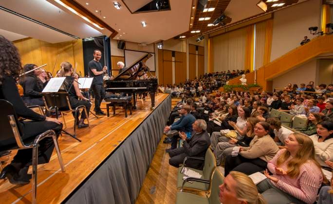 26.09.2025, Internationales Klassikfestival: Festival der Nationen 2025, im Kurhaus Bad Wörishofen (Unterallgäu), Klassik for Kids: Schulkonzert für Schülerinnen und Schüler im Kursaal mit dem vbw-Festivalorchester und Christoph Adt (Dirigent), Stargast der Pianist Igor Levit (Deutschland), hier bei einer Ansprache an die Kids. 26.09.2025, Klassikfestival Bad Wörishofen 26.09.2025, Klassikfestival Bad Wörishofen