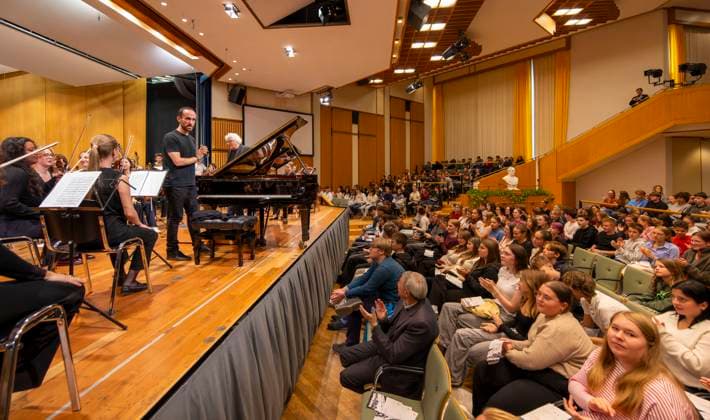 26.09.2025, Internationales Klassikfestival: Festival der Nationen 2025, im Kurhaus Bad Wörishofen (Unterallgäu), Klassik for Kids: Schulkonzert für Schülerinnen und Schüler im Kursaal mit dem vbw-Festivalorchester und Christoph Adt (Dirigent), Stargast der Pianist Igor Levit (Deutschland), hier bei einer Ansprache an die Kids. 26.09.2025, Klassikfestival Bad Wörishofen 26.09.2025, Klassikfestival Bad Wörishofen