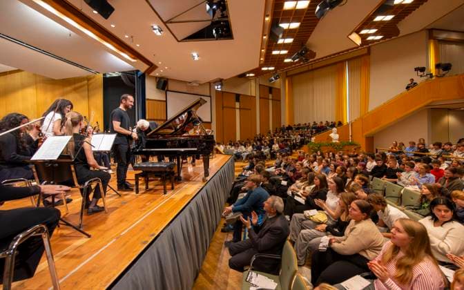 26.09.2025, Internationales Klassikfestival: Festival der Nationen 2025, im Kurhaus Bad Wörishofen (Unterallgäu), Klassik for Kids: Schulkonzert für Schülerinnen und Schüler im Kursaal mit dem vbw-Festivalorchester und Christoph Adt (Dirigent), Stargast der Pianist Igor Levit (Deutschland), hier bei einer Ansprache an die Kids. 26.09.2025, Klassikfestival Bad Wörishofen 26.09.2025, Klassikfestival Bad Wörishofen