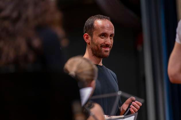 26.09.2025, Internationales Klassikfestival: Festival der Nationen 2025, im Kurhaus Bad Wörishofen (Unterallgäu), Klassik for Kids: Schulkonzert für Schülerinnen und Schüler im Kursaal mit dem vbw-Festivalorchester und Christoph Adt (Dirigent), Stargast der Pianist Igor Levit (Deutschland), hier bei einer Ansprache an die Kids. 26.09.2025, Klassikfestival Bad Wörishofen 26.09.2025, Klassikfestival Bad Wörishofen
