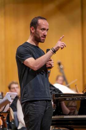 26.09.2025, Internationales Klassikfestival: Festival der Nationen 2025, im Kurhaus Bad Wörishofen (Unterallgäu), Klassik for Kids: Schulkonzert für Schülerinnen und Schüler im Kursaal mit dem vbw-Festivalorchester und Christoph Adt (Dirigent), Stargast der Pianist Igor Levit (Deutschland), hier bei einer Ansprache an die Kids. 26.09.2025, Klassikfestival Bad Wörishofen 26.09.2025, Klassikfestival Bad Wörishofen