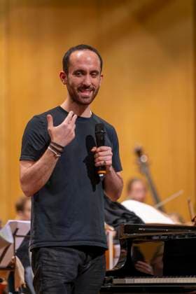 26.09.2025, Internationales Klassikfestival: Festival der Nationen 2025, im Kurhaus Bad Wörishofen (Unterallgäu), Klassik for Kids: Schulkonzert für Schülerinnen und Schüler im Kursaal mit dem vbw-Festivalorchester und Christoph Adt (Dirigent), Stargast der Pianist Igor Levit (Deutschland), hier bei einer Ansprache an die Kids. 26.09.2025, Klassikfestival Bad Wörishofen 26.09.2025, Klassikfestival Bad Wörishofen