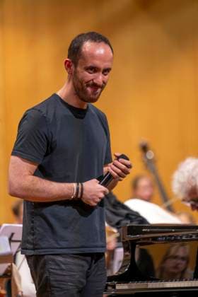 26.09.2025, Internationales Klassikfestival: Festival der Nationen 2025, im Kurhaus Bad Wörishofen (Unterallgäu), Klassik for Kids: Schulkonzert für Schülerinnen und Schüler im Kursaal mit dem vbw-Festivalorchester und Christoph Adt (Dirigent), Stargast der Pianist Igor Levit (Deutschland), hier bei einer Ansprache an die Kids. 26.09.2025, Klassikfestival Bad Wörishofen 26.09.2025, Klassikfestival Bad Wörishofen