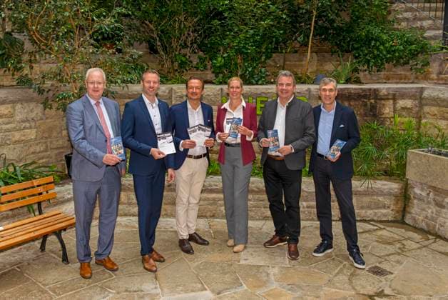 26.09.2025, Internationales Klassikfestival: Festival der Nationen 2025, im Kurhaus Bad Wörishofen (Unterallgäu), Förderer der Klassik, von links: Abgeordneter Berhard Pohl (Freie Wähler), Landrat Alex Eder, Peter Wachler freuen sich zusammen mit dem Ersten Bürgermeister der Stadt Bad Wörishofen Stefan Welzel (2.v.re), und der Kurdirektorin Cathrin Herd (3.v.re), sowie dem Intendanten des Festivals, Winfried Roch (re) 26.09.2025, Klassikfestival Bad Wörishofen 26.09.2025, Klassikfestival Bad Wörishofen