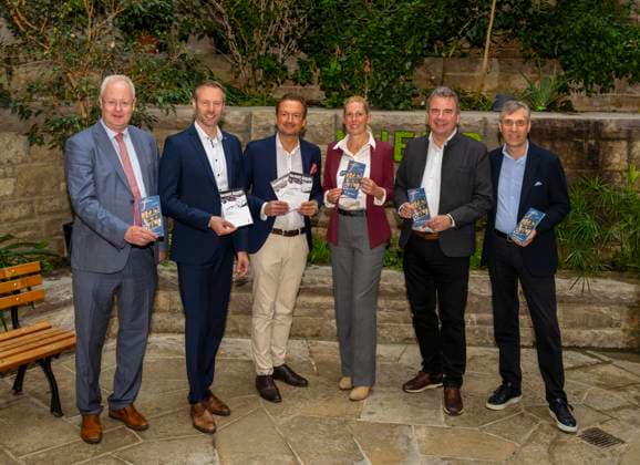 26.09.2025, Internationales Klassikfestival: Festival der Nationen 2025, im Kurhaus Bad Wörishofen (Unterallgäu), Förderer der Klassik, von links: Abgeordneter Berhard Pohl (Freie Wähler), Landrat Alex Eder, Peter Wachler freuen sich zusammen mit dem Ersten Bürgermeister der Stadt Bad Wörishofen Stefan Welzel (2.v.re), und der Kurdirektorin Cathrin Herd (3.v.re), sowie dem Intendanten des Festivals, Winfried Roch (re) 26.09.2025, Klassikfestival Bad Wörishofen 26.09.2025, Klassikfestival Bad Wörishofen