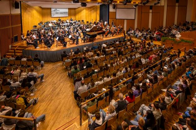 26.09.2025, Internationales Klassikfestival: Festival der Nationen 2025, im Kurhaus Bad Wörishofen (Unterallgäu), Klassik for Kids: Schulkonzert für Schülerinnen und Schüler im Kursaal mit dem vbw-Festivalorchester und Christoph Adt (Dirigent), Stargast der Pianist Igor Levit (Deutschland) am Klavier. 26.09.2025, Klassikfestival Bad Wörishofen 26.09.2025, Klassikfestival Bad Wörishofen