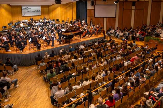 26.09.2025, Internationales Klassikfestival: Festival der Nationen 2025, im Kurhaus Bad Wörishofen (Unterallgäu), Klassik for Kids: Schulkonzert für Schülerinnen und Schüler im Kursaal mit dem vbw-Festivalorchester und Christoph Adt (Dirigent), Stargast der Pianist Igor Levit (Deutschland) am Klavier. 26.09.2025, Klassikfestival Bad Wörishofen 26.09.2025, Klassikfestival Bad Wörishofen