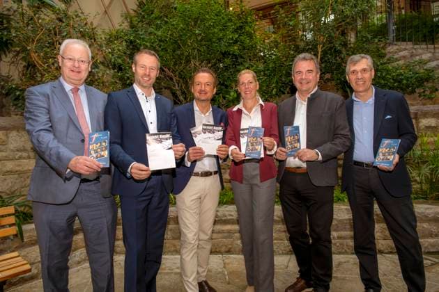 26.09.2025, Internationales Klassikfestival: Festival der Nationen 2025, im Kurhaus Bad Wörishofen (Unterallgäu), Förderer der Klassik, von links: Abgeordneter Berhard Pohl (Freie Wähler), Landrat Alex Eder, Peter Wachler freuen sich zusammen mit dem Ersten Bürgermeister der Stadt Bad Wörishofen Stefan Welzel (2.v.re), und der Kurdirektorin Cathrin Herd (3.v.re), sowie dem Intendanten des Festivals, Winfried Roch (re) 26.09.2025, Klassikfestival Bad Wörishofen 26.09.2025, Klassikfestival Bad Wörishofen