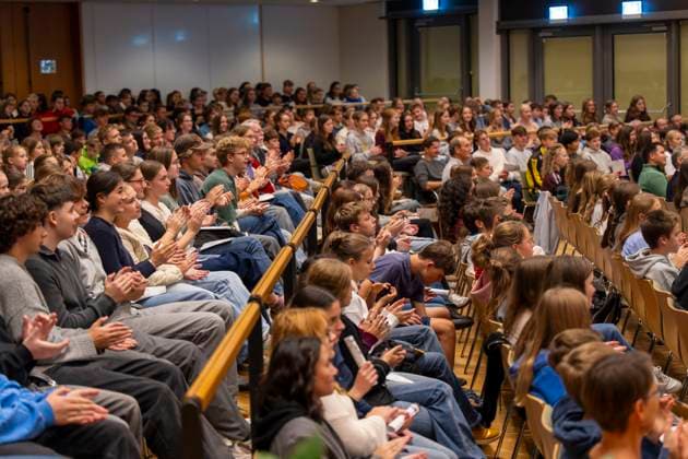26.09.2025, Internationales Klassikfestival: Festival der Nationen 2025, im Kurhaus Bad Wörishofen (Unterallgäu), Klassik for Kids: Schulkonzert für Schülerinnen und Schüler im Kursaal mit dem vbw-Festivalorchester und Christoph Adt (Dirigent), Stargast der Pianist Igor Levit (Deutschland) am Klavier. 26.09.2025, Klassikfestival Bad Wörishofen 26.09.2025, Klassikfestival Bad Wörishofen