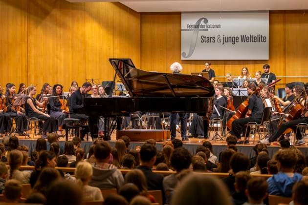 26.09.2025, Internationales Klassikfestival: Festival der Nationen 2025, im Kurhaus Bad Wörishofen (Unterallgäu), Klassik for Kids: Schulkonzert für Schülerinnen und Schüler im Kursaal mit dem vbw-Festivalorchester und Christoph Adt (Dirigent), Stargast der Pianist Igor Levit (Deutschland) am Klavier. 26.09.2025, Klassikfestival Bad Wörishofen 26.09.2025, Klassikfestival Bad Wörishofen