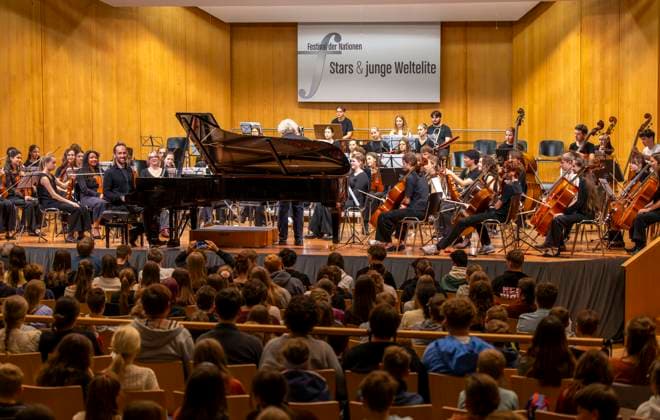 26.09.2025, Internationales Klassikfestival: Festival der Nationen 2025, im Kurhaus Bad Wörishofen (Unterallgäu), Klassik for Kids: Schulkonzert für Schülerinnen und Schüler im Kursaal mit dem vbw-Festivalorchester und Christoph Adt (Dirigent), Stargast der Pianist Igor Levit (Deutschland) am Klavier. 26.09.2025, Klassikfestival Bad Wörishofen 26.09.2025, Klassikfestival Bad Wörishofen