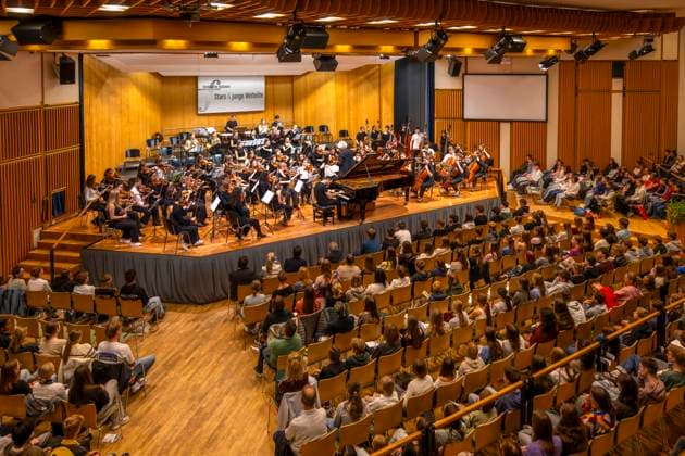 26.09.2025, Internationales Klassikfestival: Festival der Nationen 2025, im Kurhaus Bad Wörishofen (Unterallgäu), Klassik for Kids: Schulkonzert für Schülerinnen und Schüler im Kursaal mit dem vbw-Festivalorchester und Christoph Adt (Dirigent), Stargast der Pianist Igor Levit (Deutschland) am Klavier. 26.09.2025, Klassikfestival Bad Wörishofen 26.09.2025, Klassikfestival Bad Wörishofen