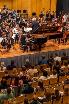 26.09.2025, Internationales Klassikfestival: Festival der Nationen 2025, im Kurhaus Bad Wörishofen (Unterallgäu), Klassik for Kids: Schulkonzert für Schülerinnen und Schüler im Kursaal mit dem vbw-Festivalorchester und Christoph Adt (Dirigent), Stargast der Pianist Igor Levit (Deutschland) am Klavier. 26.09.2025, Klassikfestival Bad Wörishofen 26.09.2025, Klassikfestival Bad Wörishofen