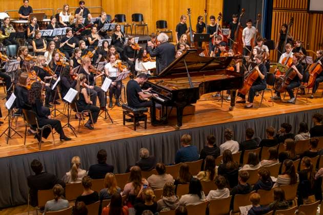 26.09.2025, Internationales Klassikfestival: Festival der Nationen 2025, im Kurhaus Bad Wörishofen (Unterallgäu), Klassik for Kids: Schulkonzert für Schülerinnen und Schüler im Kursaal mit dem vbw-Festivalorchester und Christoph Adt (Dirigent), Stargast der Pianist Igor Levit (Deutschland) am Klavier. 26.09.2025, Klassikfestival Bad Wörishofen 26.09.2025, Klassikfestival Bad Wörishofen