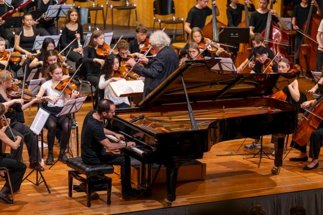 26.09.2025, Internationales Klassikfestival: Festival der Nationen 2025, im Kurhaus Bad Wörishofen (Unterallgäu), Klassik for Kids: Schulkonzert für Schülerinnen und Schüler im Kursaal mit dem vbw-Festivalorchester und Christoph Adt (Dirigent), Stargast der Pianist Igor Levit (Deutschland) am Klavier. 26.09.2025, Klassikfestival Bad Wörishofen 26.09.2025, Klassikfestival Bad Wörishofen