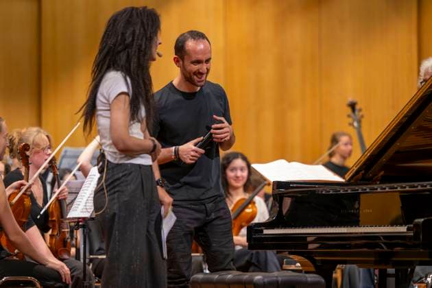 26.09.2025, Internationales Klassikfestival: Festival der Nationen 2025, im Kurhaus Bad Wörishofen (Unterallgäu), Klassik for Kids: Schulkonzert für Schülerinnen und Schüler im Kursaal mit dem vbw-Festivalorchester und Christoph Adt (Dirigent), Stargast der Pianist Igor Levit (Deutschland) am Klavier. 26.09.2025, Klassikfestival Bad Wörishofen 26.09.2025, Klassikfestival Bad Wörishofen