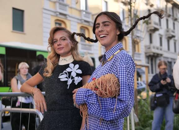 Entertainment Bilder des Tages MFW - A Parade of Eccentric Outfits Guest with an eccentric outfit during the Milan Women s Fashion Week Spring Summer 2026 in Milan, Italy on September 26, 2025. Photo by Luca Ponti IPA ABACAPRESS.COM Milan Italy  Copyright: xIPA ABACAx