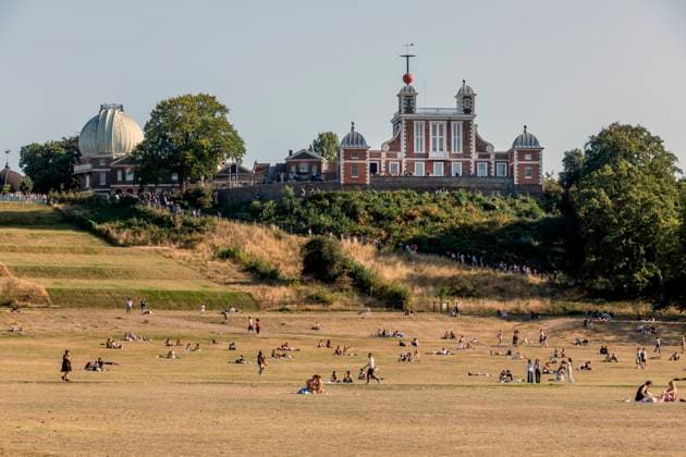 The Royal Observatory, Greenwich Park People relaxing on a grassy hill near The Royal Observatory under a clear blue sky. Greenwich Park, London, United Kingdom London United Kingdom mcdo00803 Copyright: xConnectxImagesx