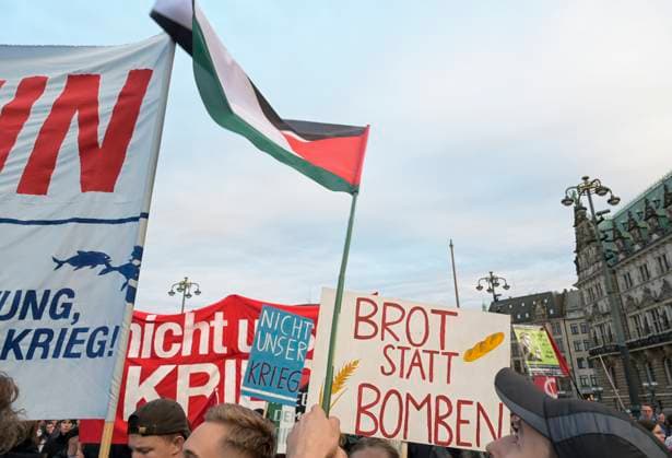 News Bilder des Tages Hamburg, Demo gegen Red Storm Bravo DEUTSCHLAND, Hamburg, Rathausmarkt, Demo gegen Bundeswehr Manöver Red Storm Bravo und Aufrüstung - 26.9.25 Hamburg Deutschland