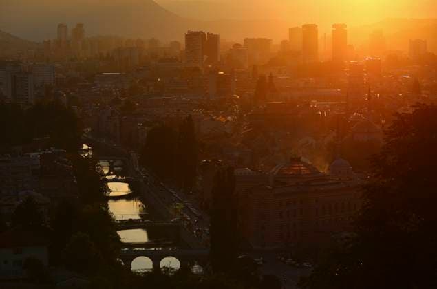 News Bilder des Tages Bosnia And Herzegovina Daily Life The setting sun illuminates the city of Sarajevo, the capital of Bosnia and Herzegovina. Friday, September 26, 2025. Sarajevo Bosnia and Herzegovina  Copyright: xDanilxShamkinx originalFilename: shamkin-notitle250926_nppPb.jpg