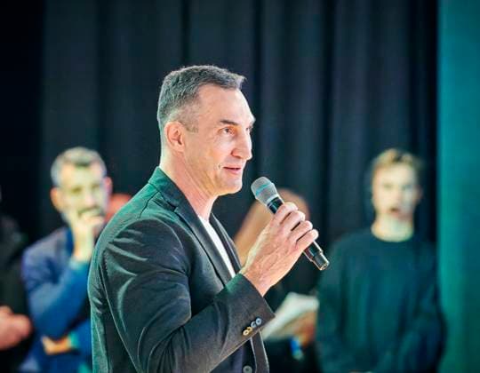 Wladimir Klitschko EUR, Deutschland, Berlin, 26.09.2025: Ex-Schwergewichts-Weltmeister Wladimir Klitschko trifft den Bundeskanzler Friedrich Merz (CDU) beim Schwarz Ecosystem Summit. Themen sind nachhaltiges Wirtschaften, gesundes Leben und digitale Souveränität. Die Schwarz Gruppe ein Mischkonzern bestehend aus den Unternehmen Lidl, Kaufland, PreZero, Schwarz-Produktion und Schwarz Digits. *** Wladimir Klitschko EUR, Germany, Berlin, 26 09 2025 Former heavyweight world champion Wladimir Klitschko meets Federal Chancellor Friedrich Merz CDU at the Schwarz Ecosystem Summit Topics are sustainable business, healthy living and digital sovereignty The Schwarz Group is a conglomerate consisting of the companies Lidl, Kaufland, PreZero, Schwarz
