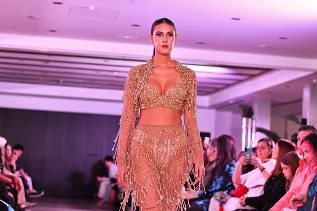 Spring Colors Fashion Week de Madrid - 26 Sep 2025 A model walks the runway wearing a design by Giannina Azar during the Spring Colors Fashion Week de Madrid at Hotel Princesa. Madrid Spain Copyright: xAtilanoxGarciax xSOPAxImagesx FOTO49785