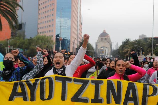 Persons taking part during a rally in memory of the 43 missing students from the Ayotzinapa Teacher Training School, to demand justice and truth about the case. on September 26, 2025 in Mexico City, Mexico. Mexico City Mexico - ZUMAe321 20250926_zia_e321_009 Copyright: xCarlosxSantiagox