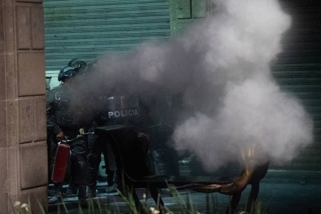 Demonstrators confront riot police during a rally in memory of the 43 missing students from the Ayotzinapa to demand justice for the crime . on September 26, 2025 in Mexico City, Mexico. Mexico City Mexico - ZUMAe321 20250926_zia_e321_044 Copyright: xMarcoxGonzalezx