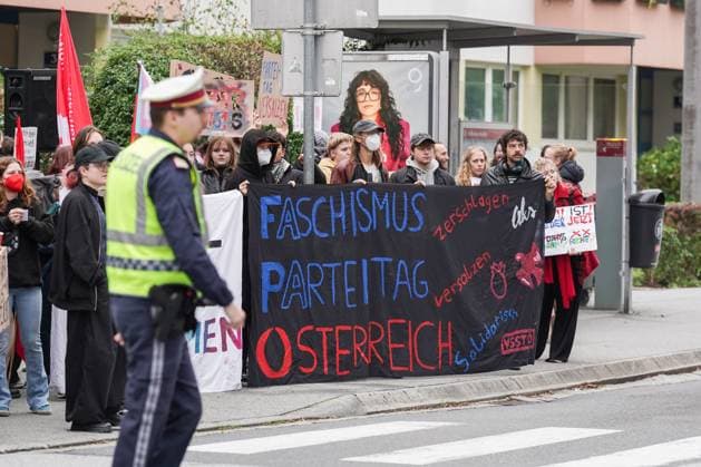 News Bilder des Tages 27.09.2025 - Europa, Österreich, Salzburg: 35. Ordentlicher Bundesparteitag der Freiheitlichen Partei Österreichs (FPÖ) in der Messe Salzburg; Demonstrationen gegen den Parteitag, Gegner der FPÖ, Antifa, Faschismus Parteitag Österreich *** 27 09 2025 Europe, Austria, Salzburg 35 Ordinary Federal Party Conference of the Freedom Party of Austria FPÖ at Messe Salzburg Demonstrations against the party conference, opponents of the FPÖ, Antifa, Fascism Party Conference Austria Copyright: xLukaxKolanovicx