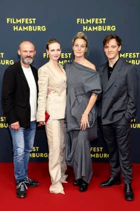 Gerhard Liebmann, Diana Dulinkova, Jeanette Hain und Jonas Nay bei der Premiere der ARD Miniserie Sternstunde der Mörder auf dem 33. Filmfest Hamburg 2025 im Cinemaxx Dammtor. Hamburg, 26.09.2025