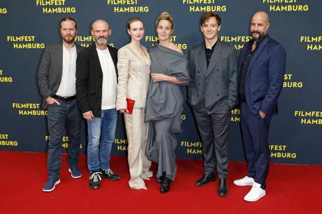 Markus Kaatsch, Gerhard Liebmann, Diana Dulinkova, Jeanette Hain, Jonas Nay und Christopher Schier bei der Premiere der ARD Miniserie Sternstunde der Mörder auf dem 33. Filmfest Hamburg 2025 im Cinemaxx Dammtor. Hamburg, 26.09.2025